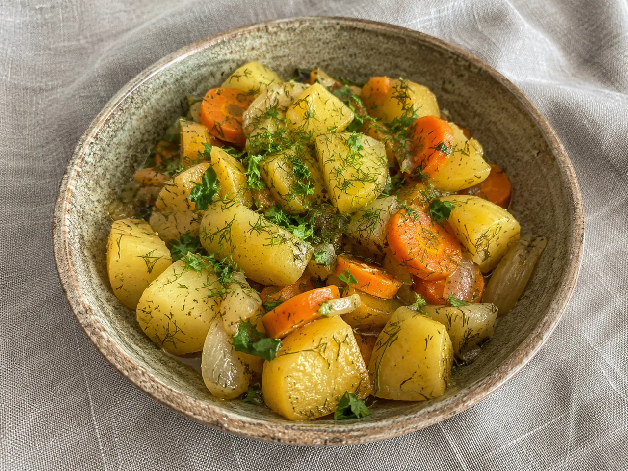 Картофель, тушенный с луком и морковью