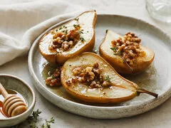 Груши, запеченные с медом и орехами