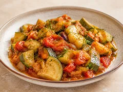 Кабачки, тушенные с помидорами
