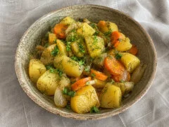 Картофель, тушенный с луком и морковью