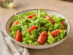 Листовой салат с помидорами
