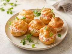 Профитроли с крабами и сыром