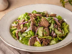 Салат деликатесный с куриной печенкой