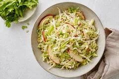 Салат из белокочанной капусты с яблоками и сельдереем