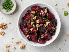 Салат из свеклы с черносливом и чесноком