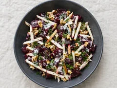 Салат из свеклы с яблоками и орехами