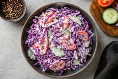 Салат из цветной капусты, свежих огурцов и помидоров