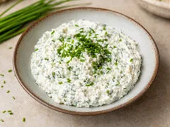 Взбитый творог с луком-резанцем