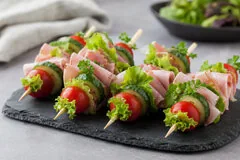 Закуска из овощей и сырокопченой ветчины